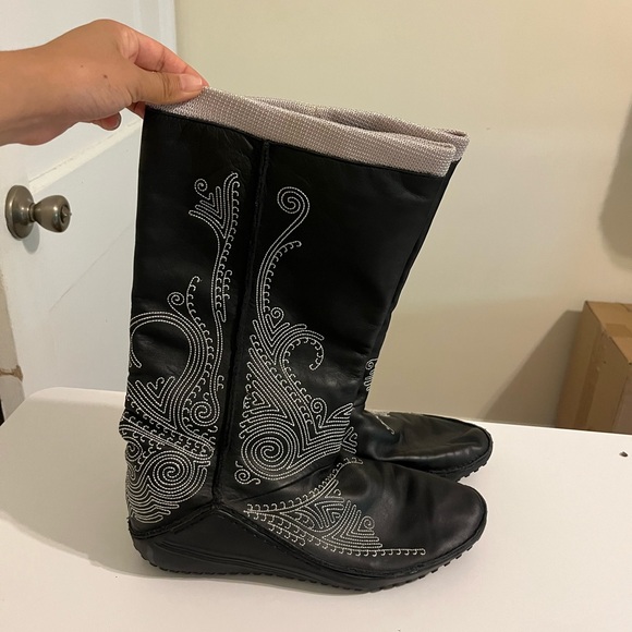 Puma Shoes - Vintage Black and White Embroidered Puma Boots